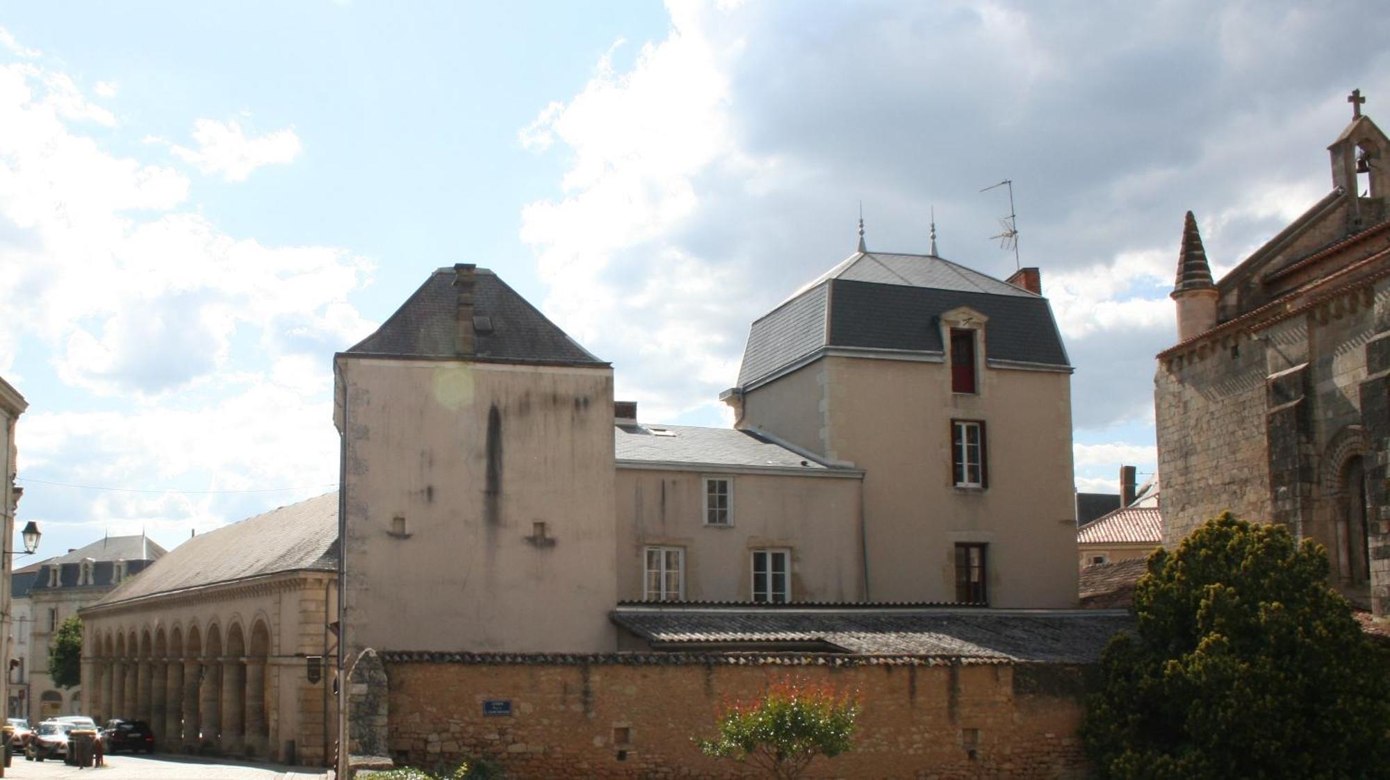 Les Nuits D'Aldearde Apartment Airvault Bagian luar foto